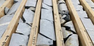 Bohrkerne aus der Forschungsbohrung zu Erdwärme-Quellen in Krefeld.  Das zerrüttete Gestein bewerten die Geologen positiv, weil da Wasser fließen könne. 