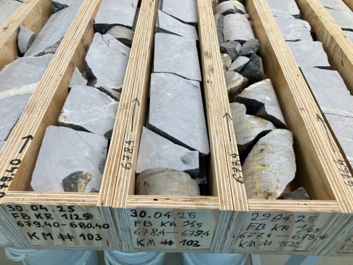 Bohrkerne aus der Forschungsbohrung zu Erdwärme-Quellen in Krefeld.  Das zerrüttete Gestein bewerten die Geologen positiv, weil da Wasser fließen könne. 
