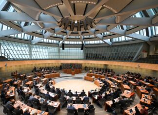 Wenn an diesem Sonntag ein neuer Landtag in Nordrhein-Westfalen gewählt würde, könnte die schwarz-grüne Landesregierung ihre Mehrheit klar behaupten. (Archivbild)