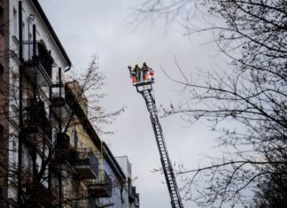 Zwei Menschen wurden per Drehleiter gerettet. (Archivbild)