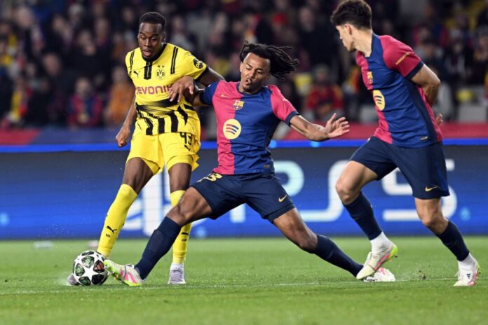 Jamie Gittens (l) könnte aus Dortmund zum FC Chelsea wechseln.