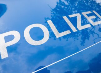 Polizeibeamte fanden die Frau tot im Bett des gemeinsamen Schlafzimmers
