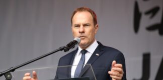 Düsseldorfs Oberbürgermeister Stephan Keller (CDU) will Obdachlosigkeit in seiner Stadt abschaffen. (Archivbild)