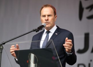 Düsseldorfs Oberbürgermeister Stephan Keller (CDU) will Obdachlosigkeit in seiner Stadt abschaffen. (Archivbild)