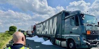 Bei einem Auffahrunfall mit drei beteiligten Lastwagen auf der Autobahn 61 bei Swisttal (Rhein-Sieg-Kreis) in der Nähe von Bonn ist ein Fahrer tödlich verletzt worden.