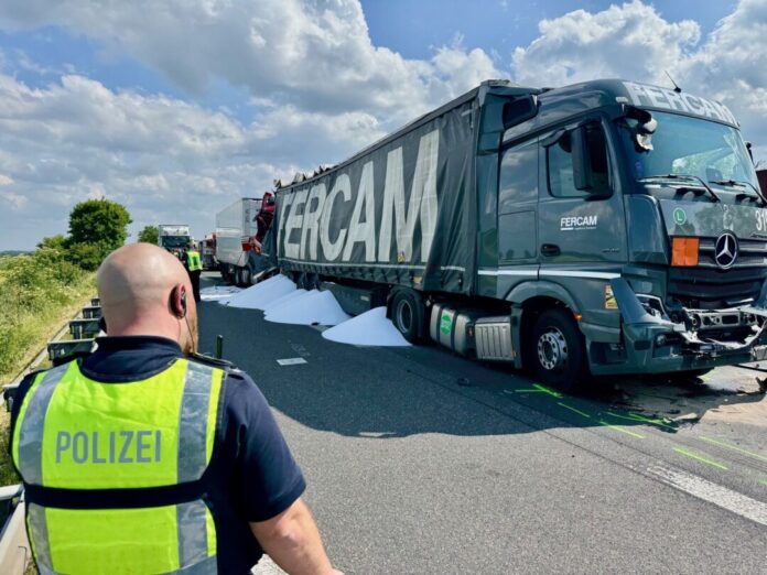 Bei einem Auffahrunfall mit drei beteiligten Lastwagen auf der Autobahn 61 bei Swisttal (Rhein-Sieg-Kreis) in der Nähe von Bonn ist ein Fahrer tödlich verletzt worden.