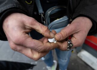 Crack wird laut einer Befragung von 525 Süchtigen in vier großen NRW-Städten zu einem immer größeren Problem. (Symbolbild)