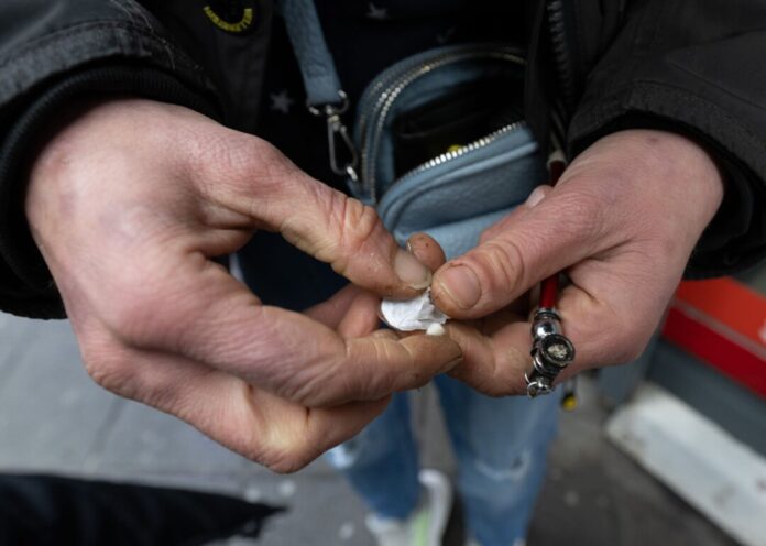 Crack-Süchtige in Frankfurt Crack wird laut einer Befragung von 525 Süchtigen in vier großen NRW-Städten zu einem immer größeren Problem. (Symbolbild)