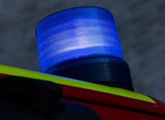 Die Löscharbeiten in dem Haus in Eiershagen waren auch am Nachmittag noch nicht beendet. (Symbolbild) 