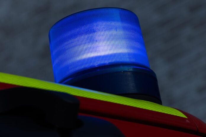 Die Löscharbeiten in dem Haus in Eiershagen waren auch am Nachmittag noch nicht beendet. (Symbolbild) 