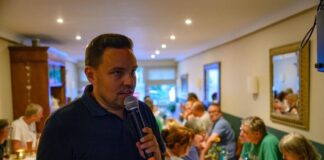 Niklas Golz, stellv. Vorsitzender der Lampisten moderierte das 3. Kneipenquiz der Lintorfer Vereine, Bild: Die Lampisten e.V.