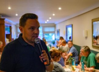 Niklas Golz, stellv. Vorsitzender der Lampisten moderierte das 3. Kneipenquiz der Lintorfer Vereine, Bild: Die Lampisten e.V.