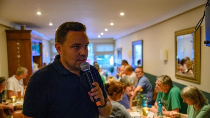 017JflW1pQbWIfPvEqsg4J0zw Niklas Golz, stellv. Vorsitzender der Lampisten moderierte das 3. Kneipenquiz der Lintorfer Vereine, Bild: Die Lampisten e.V.