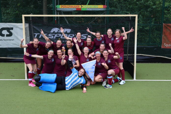 Die Freude bei den Ü30-Damen des HC Velbert ist groß - das Team hat sich den Meistertitel erspielt. Foto: HC Velbert/privat Die Freude bei den Ü30-Damen des HC Velbert ist groß - das Team hat sich den Meistertitel erspielt. Foto: HC Velbert/privat