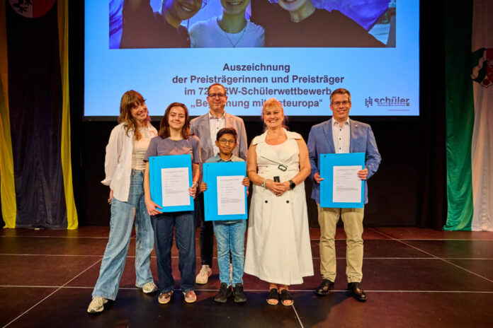 Sarah Jupe, Greta Kukic, Dominik Paul, Suyash Thalayasingam, Denise Ince und Stephan Haag auf der Bühne. Foto: Erik Hinz/Hinz Photography, Münster Sarah Jupe, Greta Kukic, Dominik Paul, Suyash Thalayasingam, Denise Ince und Stephan Haag auf der Bühne. Foto: Erik Hinz/Hinz Photography, Münster