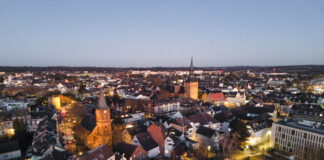 Viele Haushalte können Dank moderner Funktechnik an das Datennetz angeschlossen werden, wo Kabellegen nicht möglich ist, Historisches Ratingen, Luftbild: Nestocom