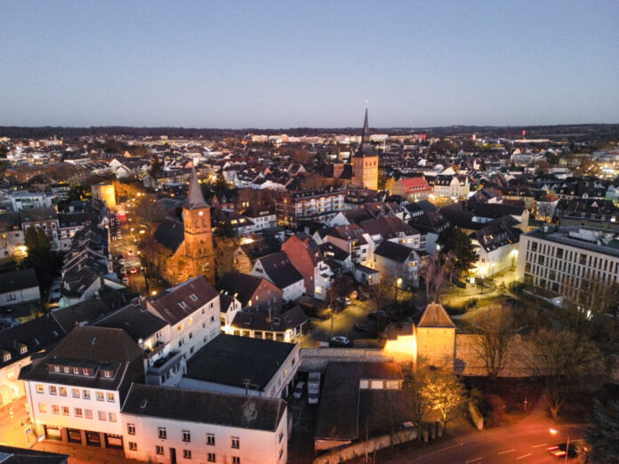 17_RAT_Luftbild Rat Zentrum Viele Haushalte können Dank moderner Funktechnik an das Datennetz angeschlossen werden, wo Kabellegen nicht möglich ist, Historisches Ratingen, Luftbild: Nestocom