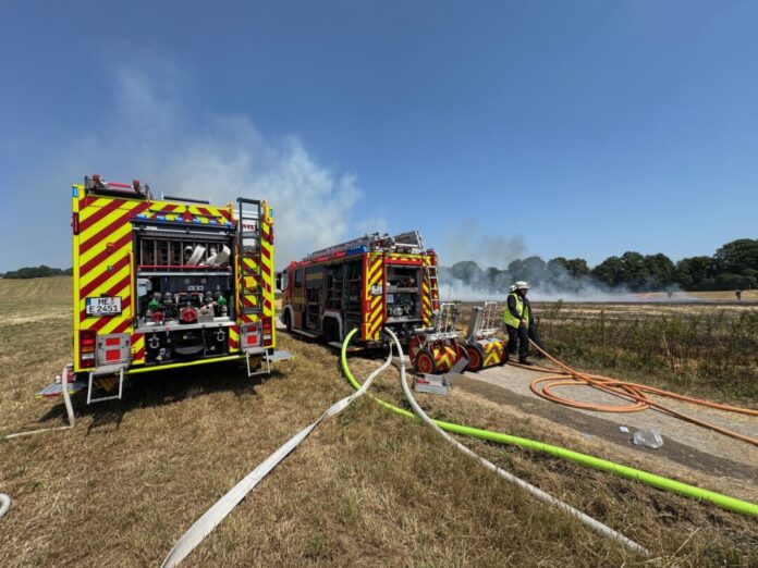 Ein Bild des Flächenbrandes am Ankerweg. Foto: FW Erkrath