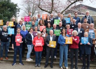 Die Zielsetzungen der Agenda 2030 wurden vor der Unterzeichnung der Musterresolution auch durch den Beschluss zur Ratinger Nachhaltigkeitsstrategie manifestiert. Das Foto zeigt die Steuerungsgruppe, deren Mitglieder die 17 SDGs hochhalten.  Archivfoto: Stadt Ratingen