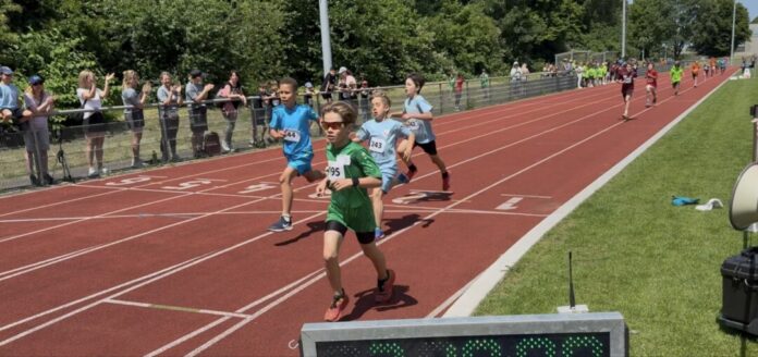 Auch beim 800-Meter-Lauf lieferten sich die Jungs und Mädchen spannende Wettkämpfe. Foto: Stadt Ratingen