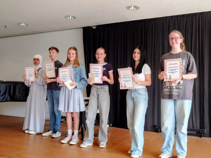 Beim Lesewettbewerb traten (von links nach rechts) Mawada, Luca, Mia, Marleen, Hazal und Franziska an. Foto: Stadt Ratingen