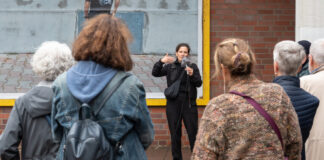 Die Künstlerin Anne Schülke bei der Papageien-und-Schwäne-Aktion "From The Suburbs" 2023. Foto: Alexander Zheleznyak