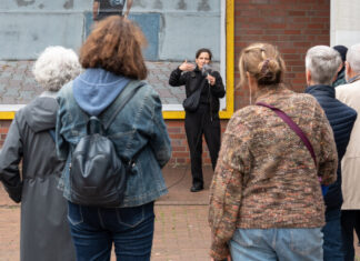 Die Künstlerin Anne Schülke bei der Papageien-und-Schwäne-Aktion "From The Suburbs" 2023. Foto: Alexander Zheleznyak
