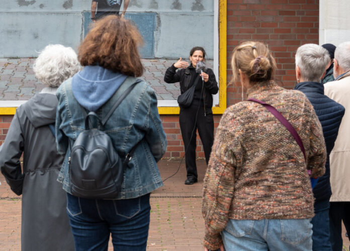 Die Künstlerin Anne Schülke bei der Papageien-und-Schwäne-Aktion "From The Suburbs" 2023. Foto: Alexander Zheleznyak