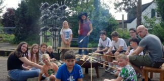 Während der Sommerferien lädt der Eggerscheidter Treff immer freitags zum Stockbrotgrillen ein. Auch außerhalb der Ferien findet das Angebot regelmäßig – je nach Witterung – statt. Foto: Stadt Ratingen