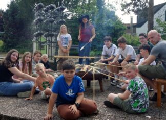 Während der Sommerferien lädt der Eggerscheidter Treff immer freitags zum Stockbrotgrillen ein. Auch außerhalb der Ferien findet das Angebot regelmäßig – je nach Witterung – statt. Foto: Stadt Ratingen