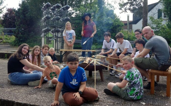 Während der Sommerferien lädt der Eggerscheidter Treff immer freitags zum Stockbrotgrillen ein. Auch außerhalb der Ferien findet das Angebot regelmäßig – je nach Witterung – statt. Foto: Stadt Ratingen