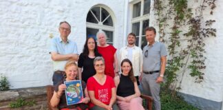 Das VHS-Team hat wieder ein vielfältiges Semesterprogramm auf die Beine gestellt. Über rege Teilnahme freuen sich (hintere Reihe von rechts nach links): Dezernent Prof. Dr. Bert Wagener, Tobias Lüder, Karin Thiel, Natascha Wagner, VHS-Leiter Jörg Althen sowie (sitzend von rechts nach links) Alexandra Fuhr, Uta Bernard und Charlotte Fischer-Simon. Foto: Stadt Ratingen