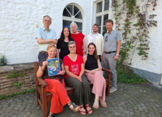 Das VHS-Team hat wieder ein vielfältiges Semesterprogramm auf die Beine gestellt. Über rege Teilnahme freuen sich (hintere Reihe von rechts nach links): Dezernent Prof. Dr. Bert Wagener, Tobias Lüder, Karin Thiel, Natascha Wagner, VHS-Leiter Jörg Althen sowie (sitzend von rechts nach links) Alexandra Fuhr, Uta Bernard und Charlotte Fischer-Simon. Foto: Stadt Ratingen