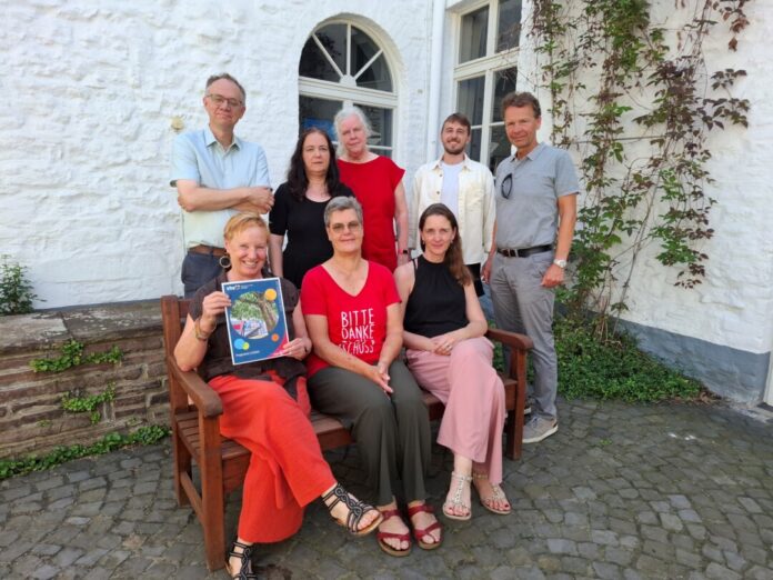 Das VHS-Team hat wieder ein vielfältiges Semesterprogramm auf die Beine gestellt. Über rege Teilnahme freuen sich (hintere Reihe von rechts nach links): Dezernent Prof. Dr. Bert Wagener, Tobias Lüder, Karin Thiel, Natascha Wagner, VHS-Leiter Jörg Althen sowie (sitzend von rechts nach links) Alexandra Fuhr, Uta Bernard und Charlotte Fischer-Simon. Foto: Stadt Ratingen