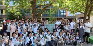 Chinesische und deutsche Schülerinnen und Schüler pflanzten gemeinsam den „Partnerschaftsbaum“ und unterschrieben auf dem Kübel. Foto: Stadt Ratingen