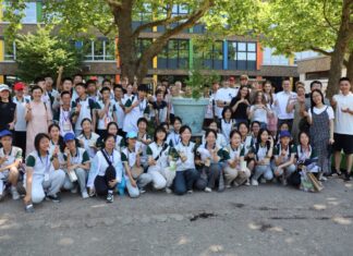 Chinesische und deutsche Schülerinnen und Schüler pflanzten gemeinsam den „Partnerschaftsbaum“ und unterschrieben auf dem Kübel. Foto: Stadt Ratingen