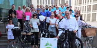 Gruppenbild mit Bürgermeister nach der Siegerehrung: Diese Radler haben maßgeblich zum neuen Ratinger Rekordergebnis beigetragen. Foto: Stadt Ratingen