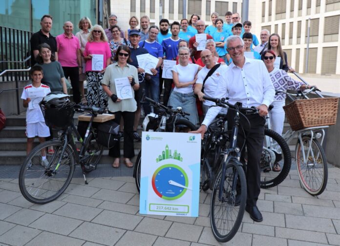Gruppenbild mit Bürgermeister nach der Siegerehrung: Diese Radler haben maßgeblich zum neuen Ratinger Rekordergebnis beigetragen. Foto: Stadt Ratingen