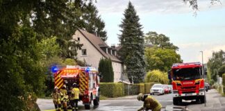 Im Rahmen der Großübung mussten Einsatzkräfte der Feuerwehr eine Wasserversorgung über eine lange Wegstrecke aufbauen. Foto: Stadt Wülfrath