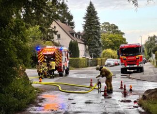 Im Rahmen der Großübung mussten Einsatzkräfte der Feuerwehr eine Wasserversorgung über eine lange Wegstrecke aufbauen. Foto: Stadt Wülfrath