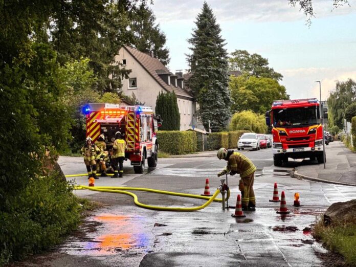 Im Rahmen der Großübung mussten Einsatzkräfte der Feuerwehr eine Wasserversorgung über eine lange Wegstrecke aufbauen. Foto: Stadt Wülfrath Im Rahmen der Großübung mussten Einsatzkräfte der Feuerwehr eine Wasserversorgung über eine lange Wegstrecke aufbauen. Foto: Stadt Wülfrath