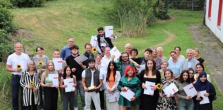 16 Schülerinnen und Schüler freuten sich bei der Zeugnisvergabe über ihre erfolgreichen Abschlüsse. Zu den Gratulanten gehörte neben Bürgermeister Klaus Pesch auch das gesamte Boje-Team. Foto: Stadt Ratingen