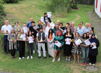16 Schülerinnen und Schüler freuten sich bei der Zeugnisvergabe über ihre erfolgreichen Abschlüsse. Zu den Gratulanten gehörte neben Bürgermeister Klaus Pesch auch das gesamte Boje-Team. Foto: Stadt Ratingen