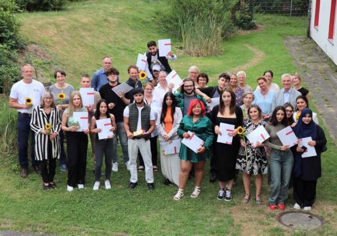 16 Schülerinnen und Schüler freuten sich bei der Zeugnisvergabe über ihre erfolgreichen Abschlüsse. Zu den Gratulanten gehörte neben Bürgermeister Klaus Pesch auch das gesamte Boje-Team. Foto: Stadt Ratingen 16 Schülerinnen und Schüler freuten sich bei der Zeugnisvergabe über ihre erfolgreichen Abschlüsse. Zu den Gratulanten gehörte neben Bürgermeister Klaus Pesch auch das gesamte Boje-Team. Foto: Stadt Ratingen