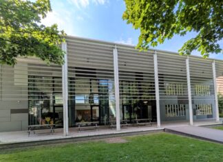 Die Mensa der Elsa-Brandström-Schule wird heute schon von der Gebrüder-Grimm-Schule genutzt, in Zukunft soll die Grundschule über das gesamte Gebäude verfügen können. Foto: Stadt Ratingen