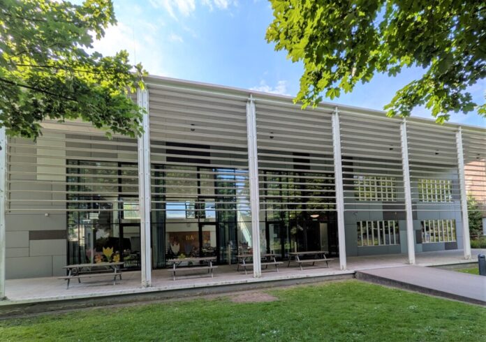 Die Mensa der Elsa-Brandström-Schule wird heute schon von der Gebrüder-Grimm-Schule genutzt, in Zukunft soll die Grundschule über das gesamte Gebäude verfügen können. Foto: Stadt Ratingen