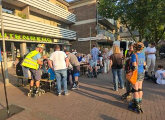 Station bei der 25er Ratinger Rollnacht. Der Marktplatz in Lintorf. Nach Vorstellung der Grünen bald ein Dauerverweilort. Foto :Alexander Heinz