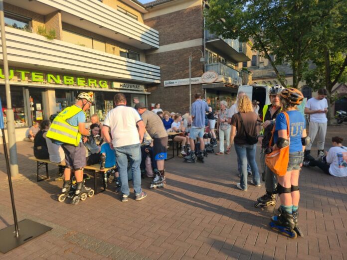 2025-07-19-09-29-58-263 Station bei der 25er Ratinger Rollnacht. Der Marktplatz in Lintorf. Nach Vorstellung der Grünen bald ein Dauerverweilort. Foto :Alexander Heinz