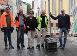 Die Pflasterarbeiten auf der Düsseldorfer Straße sind im Zeitplan, davon überzeugten sich vor Ort (von links nach rechts) Sebastian Platten (Bauleiter Tiefbauamt), Dirk Winkelmann (Abteilungsleiter Neubau im Tiefbauamt), die Technische Beigeordnete Petra Cremer, Jens Tillmanns (stellv. Bauleiter Stadtwerke Ratingen) und Frank Boberg (Abteilungsleiter Stadtplanung). Foto: Stadt Ratingen