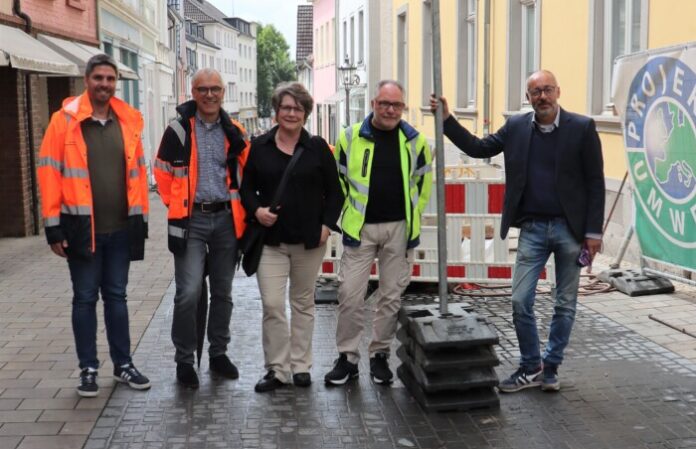 2025-07-28-Pflasterung Düsseldorfer Straße Die Pflasterarbeiten auf der Düsseldorfer Straße sind im Zeitplan, davon überzeugten sich vor Ort (von links nach rechts) Sebastian Platten (Bauleiter Tiefbauamt), Dirk Winkelmann (Abteilungsleiter Neubau im Tiefbauamt), die Technische Beigeordnete Petra Cremer, Jens Tillmanns (stellv. Bauleiter Stadtwerke Ratingen) und Frank Boberg (Abteilungsleiter Stadtplanung). Foto: Stadt Ratingen